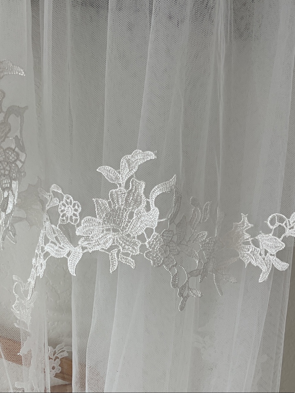 Stunning 2-Tier Lace-Trim Chapel / Cathedral Bridal Veil with Floral Appliqué - Picture 5 of 11